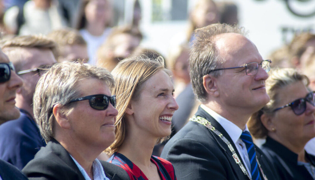 Universitetet i Agder er en av fire institusjoner der internrevisjonen har gjennomgått overtidsbruken. Her er universitetsdirektør Seunn Smith-Tønnessen (t.v.) sammen med statsråd Iselin Nybø og rektor Frank Reichert ved studiestart i august. Foto: Saara Ojanen/UiA Universitetet i Agder er en av fire institusjoner der internrevisjonen har gjennomgått overtidsbruken. Her er universitetsdirektør Seunn Smith-Tønnessen (t.v.) sammen med statsråd Iselin Nybø og rektor Frank Reichert ved studiestart i august. Foto: Saara Ojanen/UiA