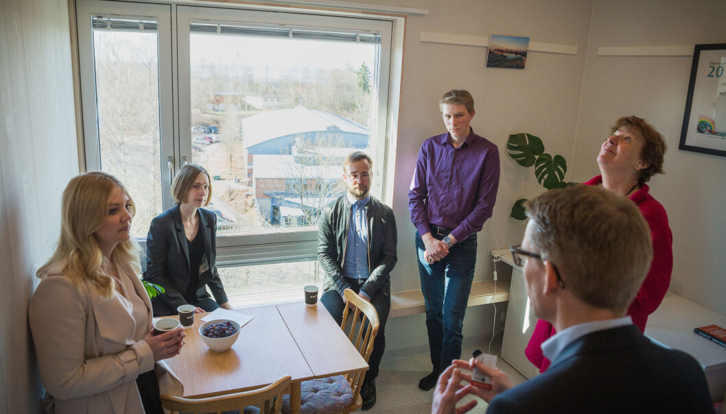 I mai 2018 åpnet Samskipnaden i Oslo og Akershus (SiO) nye studentboliger på Kringsjå. Statsråd Iselin Nybø var til stede, sammen med blant annet Oslos ordfører Marianne Borgen (SV). Til høyre for Nybø styreleder i SiO Vetle Bo Saga, og til venstre daværende leder i Velferdstinget Oslo og Akershus Elisabeth Holien. Foto: Siri Øverland Eriksen I mai 2018 åpnet Samskipnaden i Oslo og Akershus (SiO) nye studentboliger på Kringsjå. Statsråd Iselin Nybø var til stede, sammen med blant annet Oslos ordfører Marianne Borgen (SV). Til høyre for Nybø styreleder i SiO Vetle Bo Saga, og til venstre daværende leder i Velferdstinget Oslo og Akershus Elisabeth Holien. Foto: Siri Øverland Eriksen