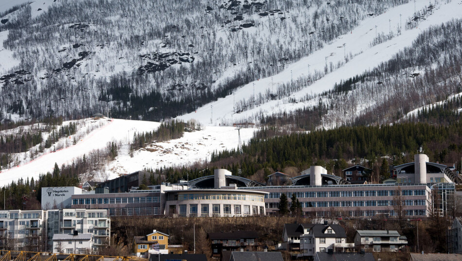 UiTs campus i Narvik ligger ved foten av alpinanlegget der Norge håper å arrangere VM i alpint i 2027. Foto: Skjalg Bøhmer Vold UiTs campus i Narvik ligger ved foten av alpinanlegget der Norge håper å arrangere VM i alpint i 2027. Foto: Skjalg Bøhmer Vold