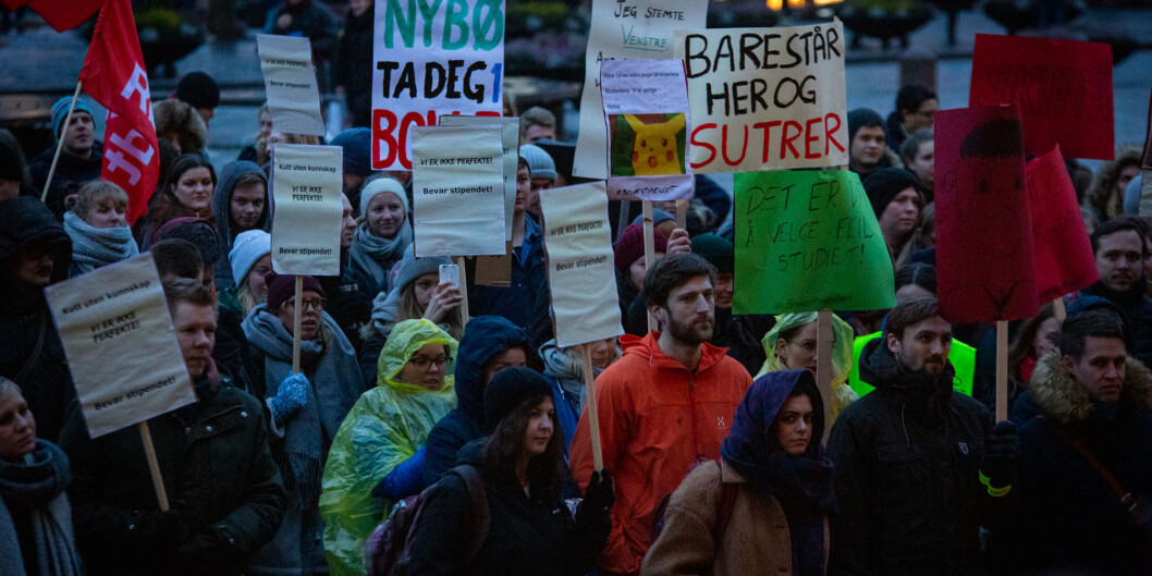 Hundrevis markerte støtte mot stipendomlegginen i ufyselig novembervær på Universitetsplassen i Oslo. Foto: Runhild Heggem Hundrevis markerte støtte mot stipendomlegginen i ufyselig novembervær på Universitetsplassen i Oslo. Foto: Runhild Heggem