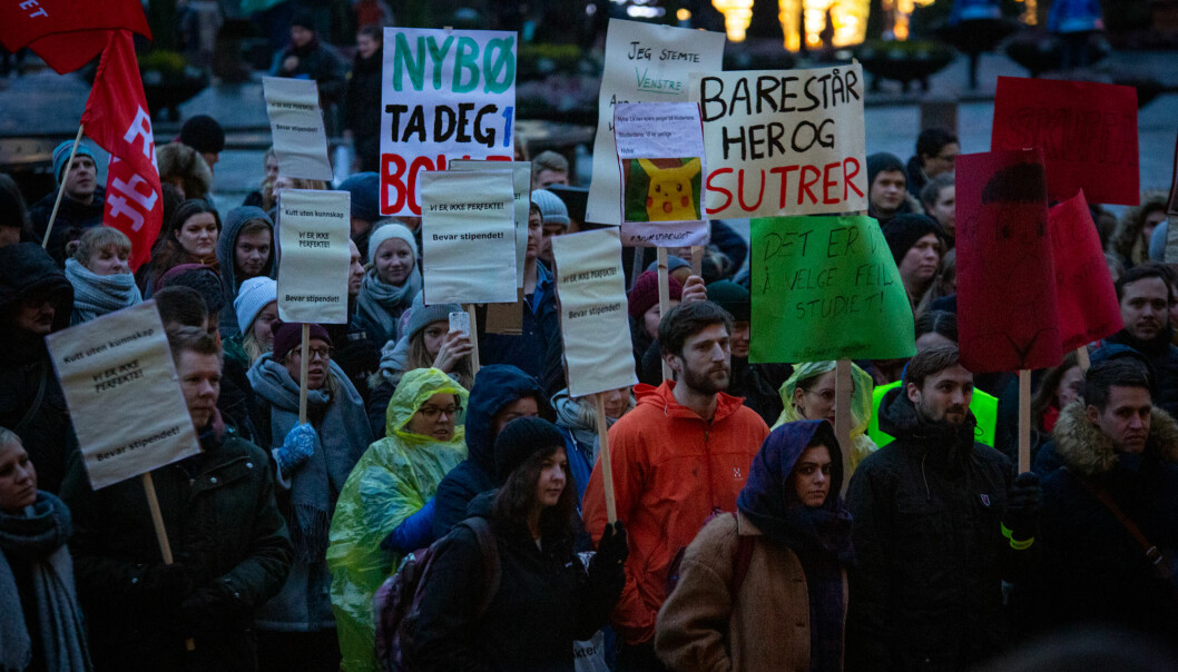 Hundrevis markerte støtte mot stipendomlegginen i ufyselig novembervær på Universitetsplassen i Oslo. Foto: Runhild Heggem