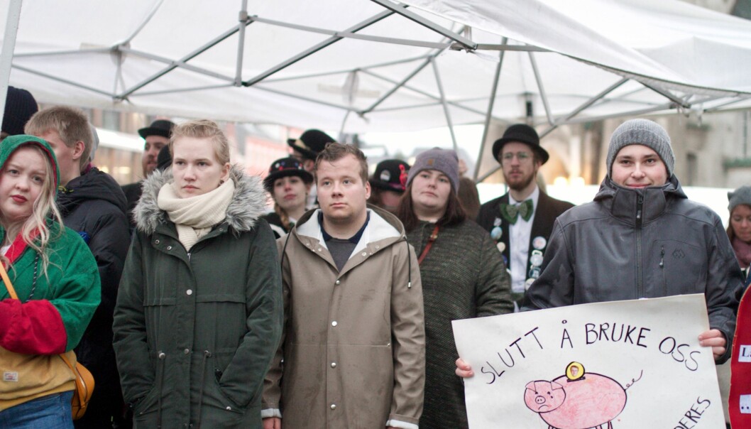 Protester på torvet i Kristiansand. Foto: Emilie Hesselberg