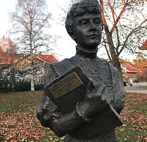Her er statuen av Katti Anker Møller foran hennes hjemsted Sagatun på Hamar. Der feirer man 150-års jubileum for Kattis fødsel i år. Pilestredet 50 på OsloMet bærer hennes navn. Foto: Tove Lie Her er statuen av Katti Anker Møller foran hennes hjemsted Sagatun på Hamar. Der feirer man 150-års jubileum for Kattis fødsel i år. Pilestredet 50 på OsloMet bærer hennes navn. Foto: Tove Lie