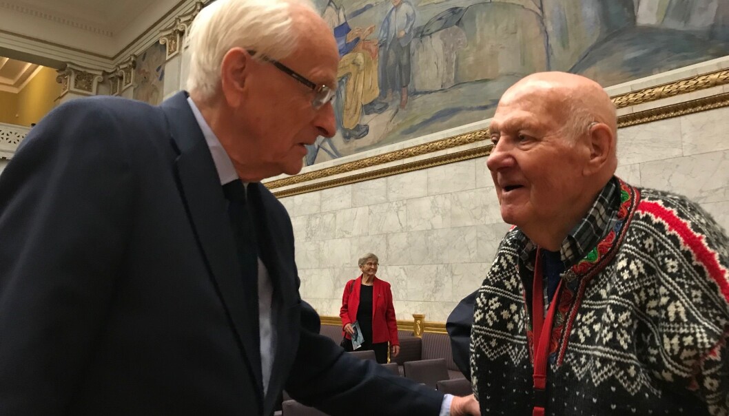 75 år etter at de som unge UiO-studenter ble tatt til fange i Universitetets aula møttes Georg Hille (t.v.) og Theodor Abrahamsen igjen på samme sted. Foto: Tove Lie 75 år etter at de som unge UiO-studenter ble tatt til fange i Universitetets aula møttes Georg Hille (t.v.) og Theodor Abrahamsen igjen på samme sted. Foto: Tove Lie