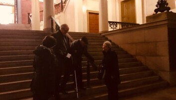 Her forlater Theodor Abrahamsen universitetets aula 75 år etter at han gikk ned den samme trappen med 1200 arresterte studenter. Foto: Tove Lie Her forlater Theodor Abrahamsen universitetets aula 75 år etter at han gikk ned den samme trappen med 1200 arresterte studenter. Foto: Tove Lie