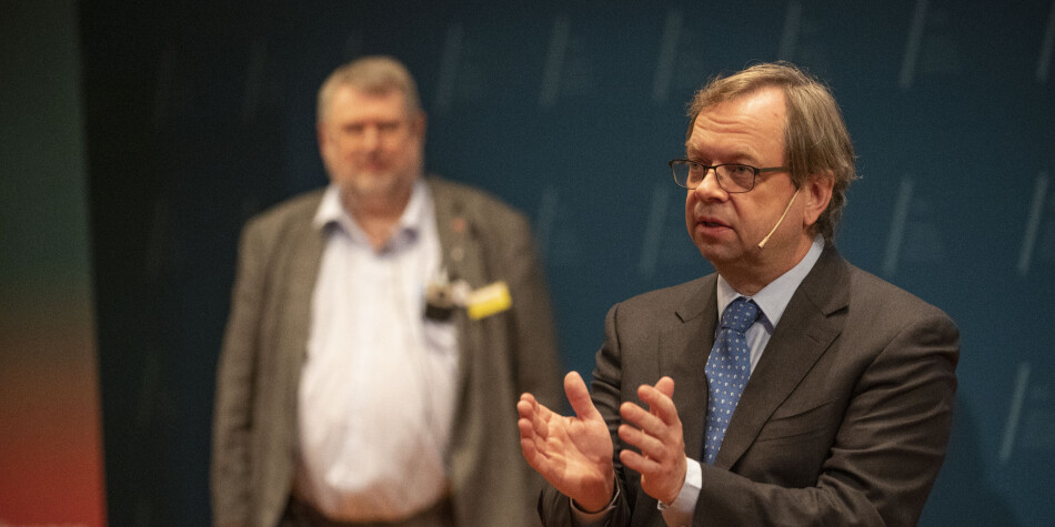 Prorektor Kenneth Ruud presenterte hvordan UiT går fram for å sikre at DORA-erklæringen om evaluering av forskningsresultater framover skal følges i praksis. I bakgrunnen UiTs Open Access-rådgiver, Jan Erik Frantsvåg. Foto: David Jensen / UiT Prorektor Kenneth Ruud presenterte hvordan UiT går fram for å sikre at DORA-erklæringen om evaluering av forskningsresultater framover skal følges i praksis. I bakgrunnen UiTs Open Access-rådgiver, Jan Erik Frantsvåg. Foto: David Jensen / UiT