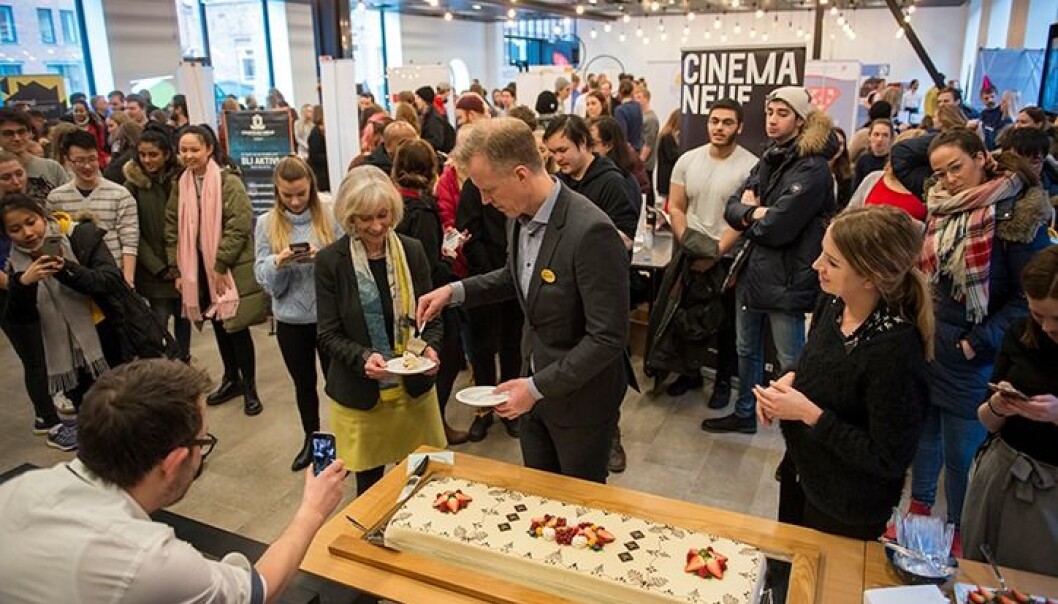 Studenthallen i Pilestredet 52 ble åpnet tidligere i år. Her deler OsloMet-rektor Curt Rice ut kake under åpningsarrangementet. Foto: Sonja Balci / OsloMet Studenthallen i Pilestredet 52 ble åpnet tidligere i år. Her deler OsloMet-rektor Curt Rice ut kake under åpningsarrangementet. Foto: Sonja Balci / OsloMet