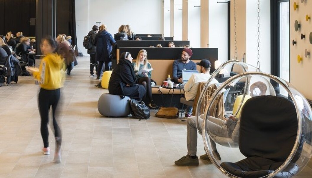 Hallen i Studenthuset på OsloMets campus i Pilestredet er i flittig bruk til studier og gruppearbeid. Det var her fellesadministrasjonen ville ha sitt julebord. Foto: Thomas Gundersen, Zinc Hallen i Studenthuset på OsloMets campus i Pilestredet er i flittig bruk til studier og gruppearbeid. Det var her fellesadministrasjonen ville ha sitt julebord. Foto: Thomas Gundersen, Zinc