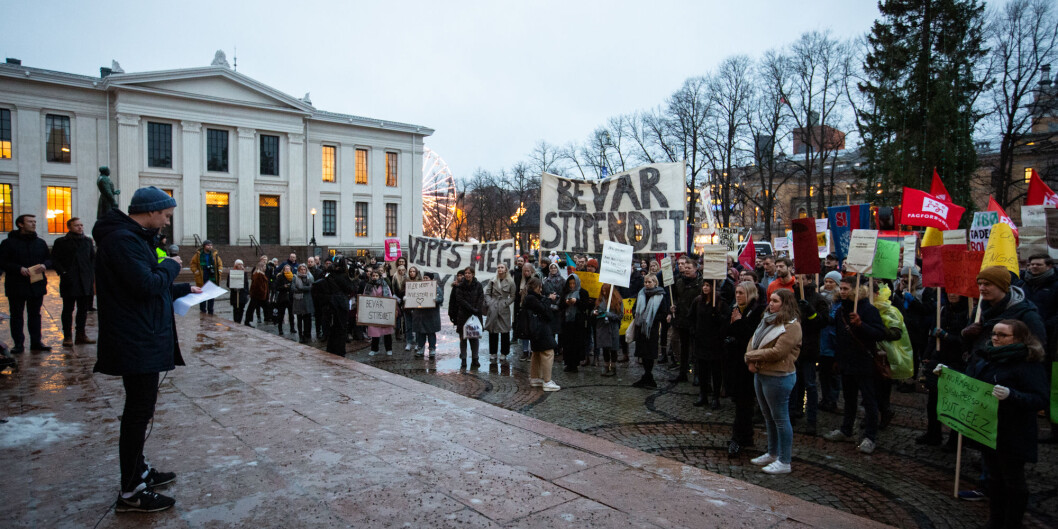 Leder av Norsk studentorganisasjon, Håkon Randgaard Mikalsen, holder appell på Universitetsplassen i Oslo foran flere hundre studenter i slutten av november. Bevar stipendet var hovedparolen. Foto: Runhild Heggem Leder av Norsk studentorganisasjon, Håkon Randgaard Mikalsen, holder appell på Universitetsplassen i Oslo foran flere hundre studenter i slutten av november. Bevar stipendet var hovedparolen. Foto: Runhild Heggem