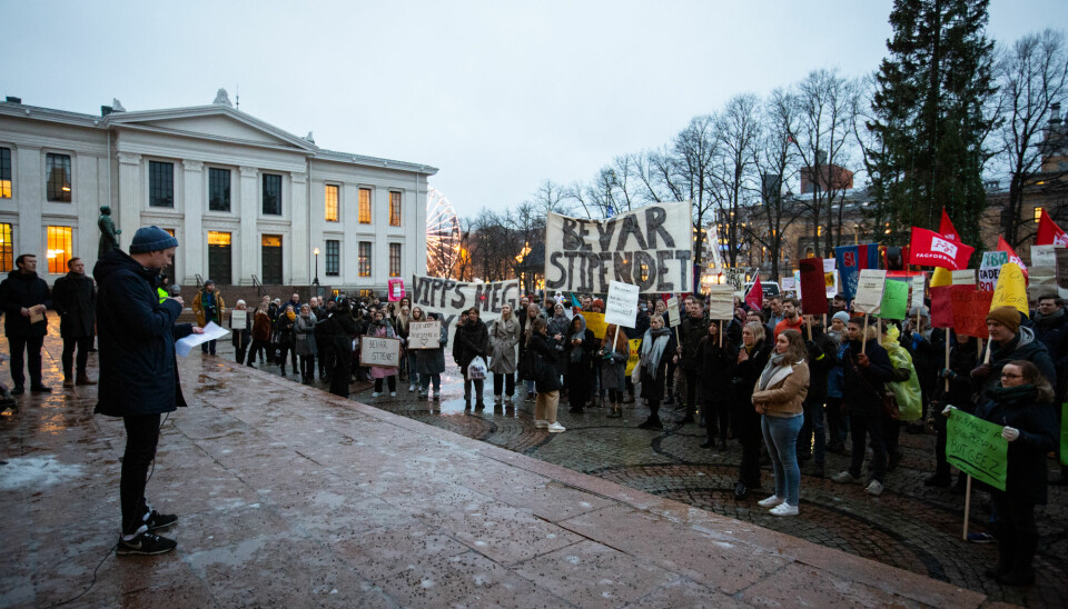 Leder av Norsk studentorganisasjon, Håkon Randgaard Mikalsen, holder appell på Universitetsplassen i Oslo foran flere hundre studenter i slutten av november. Bevar stipendet var hovedparolen. Foto: Runhild Heggem