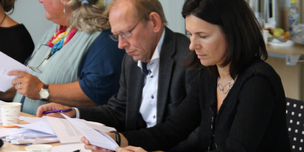 Professor Marit Skivenes (til høyre) ville utsette ansettelsessaken ved Institutt for sosialantropologi. Bildet er fra forrige fakultetsstyreperiode. Nå er Jan Erik Askildsen dekan, og ikke enig med Skivenes i denne saken. Anka Bjelland (til venstre) sitter ikke lenger i fakultetsstyret. Arkivfoto: Hilde Kristin Strand Professor Marit Skivenes (til høyre) ville utsette ansettelsessaken ved Institutt for sosialantropologi. Bildet er fra forrige fakultetsstyreperiode. Nå er Jan Erik Askildsen dekan, og ikke enig med Skivenes i denne saken. Anka Bjelland (til venstre) sitter ikke lenger i fakultetsstyret. Arkivfoto: Hilde Kristin Strand