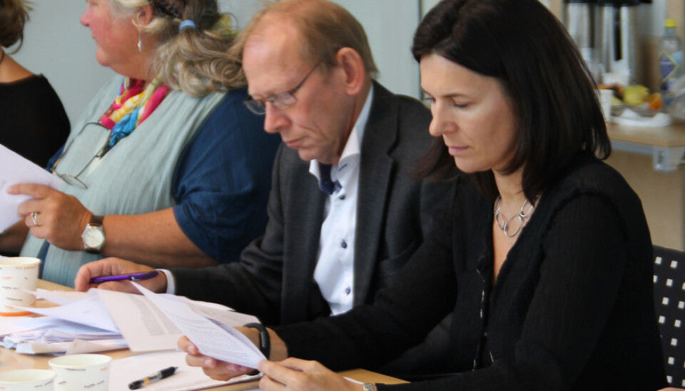 Professor Marit Skivenes (til høyre) ville utsette ansettelsessaken ved Institutt for sosialantropologi. Bildet er fra forrige fakultetsstyreperiode. Nå er Jan Erik Askildsen dekan, og ikke enig med Skivenes i denne saken. Anka Bjelland (til venstre) sitter ikke lenger i fakultetsstyret. Arkivfoto: Hilde Kristin Strand