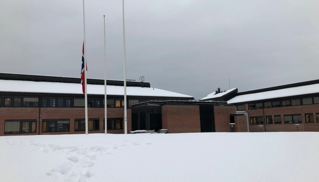 Flagg på halv stang på studiested Bø, Universitetet i Sørøst-Norge, i desember 2018. En markering for de to drepte studentene i Marokko. Foto: USN
