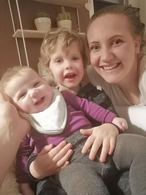 Rikke Røthing Halleland sammen med barna Magnus og Anna, som kom under lærerstudiene. Foto: Privat Rikke Røthing Halleland sammen med barna Magnus og Anna, som kom under lærerstudiene. Foto: Privat