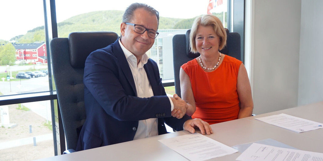 Rektor Bjørn Olsen ved Nord universitet og rektor Anne Husebekk ved UiT Norges arktiske universitet har signert samarbeidsavtale. Nå åpner Husebekk for fusjon. Foto: Nord universitet Rektor Bjørn Olsen ved Nord universitet og rektor Anne Husebekk ved UiT Norges arktiske universitet har signert samarbeidsavtale. Nå åpner Husebekk for fusjon. Foto: Nord universitet