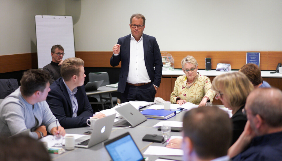 Rektor Bjørn Olsen orienterer styret ved Nord universitet under fredagens offisielle møte der blant annet campus-struktur var tema. Foto: Ketil Blom Haugstulen