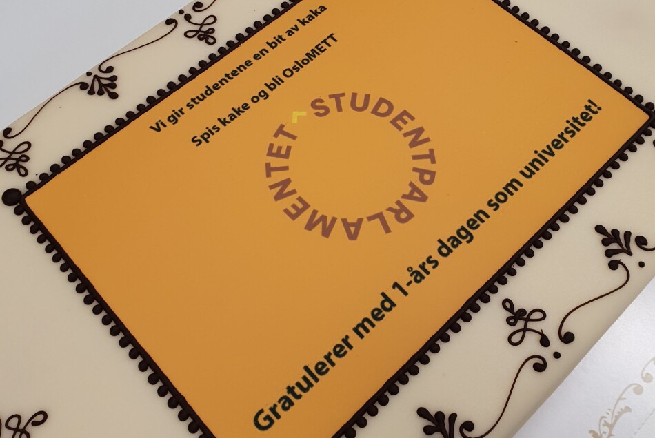 Studentene feiret ett år som universitet med egen kake. Foto: Studentparlamentet, OsloMet Studentene feiret ett år som universitet med egen kake. Foto: Studentparlamentet, OsloMet