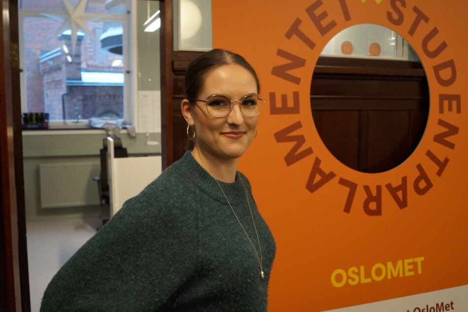 Nestlederkandidat til Norsk studentorganisasjon, Vilde Henningsgård, skriver at det ikke er godt nok at rett informasjon ligger pakket inn i programplaner og nasjonale retningslinjer når det ikke er der søkerne leser om studietilbud og karrieremuligheter. Foto: Brage Lie Jor Nestlederkandidat til Norsk studentorganisasjon, Vilde Henningsgård, skriver at det ikke er godt nok at rett informasjon ligger pakket inn i programplaner og nasjonale retningslinjer når det ikke er der søkerne leser om studietilbud og karrieremuligheter. Foto: Brage Lie Jor
