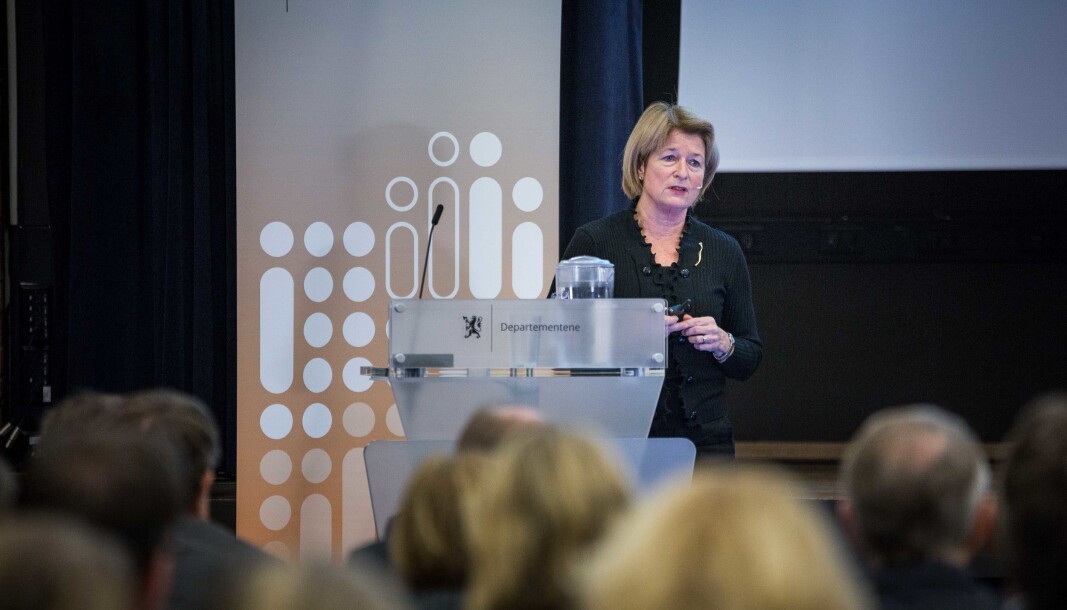 Stillingsstrukturutvalget, ledet av Anne Husebekk (bildet), kritiseres for paradoksal dobbeltunge-snakk av dosent emeritus Carl Christian Backe. Stillingsstrukturutvalget, ledet av Anne Husebekk (bildet), kritiseres for paradoksal dobbeltunge-snakk av dosent emeritus Carl Christian Backe.