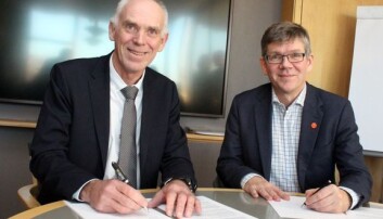 Stein Olav Drange i Equinor og UiO-rektor Svein Stølen signerer avtale. Foto: UiO Stein Olav Drange i Equinor og UiO-rektor Svein Stølen signerer avtale. Foto: UiO