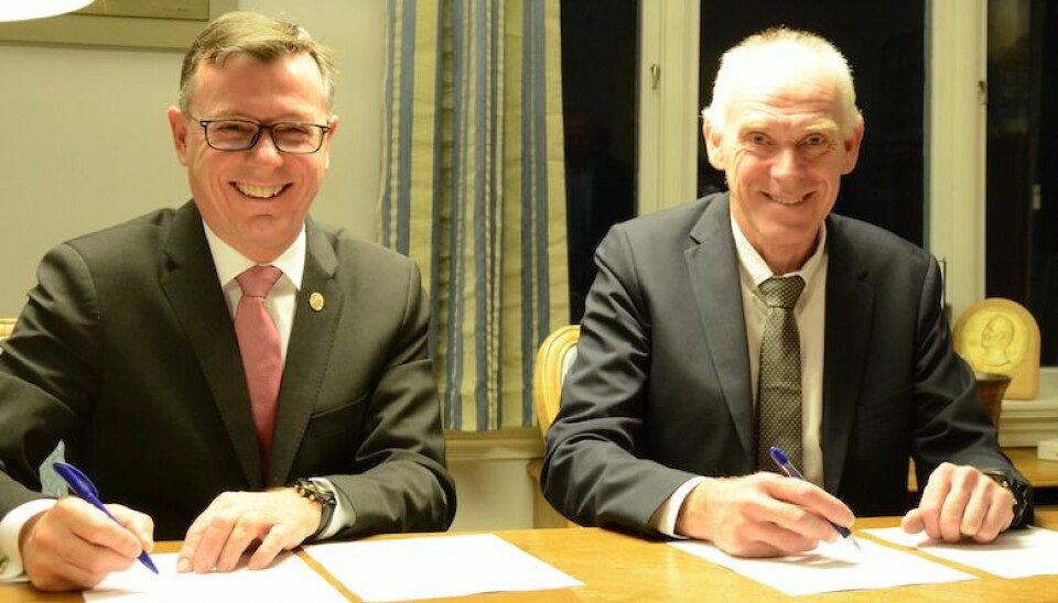 UiB-rektor Dag Rune Olsen (t.h.) og Stein Olav Drange i Equinor, signerer avtale. Foto: UiB