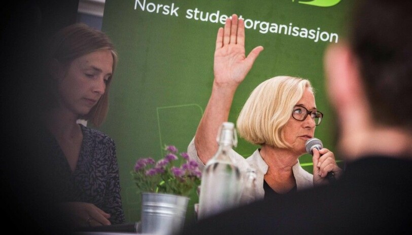 Marit Arnstad (t.h.) og Iselin Nybø har ulikt syn på campusstrukturen i Nord. Her diskuterer de foretaksmodell på Arendalsuka. Foto: Siri Ø. Eriksen