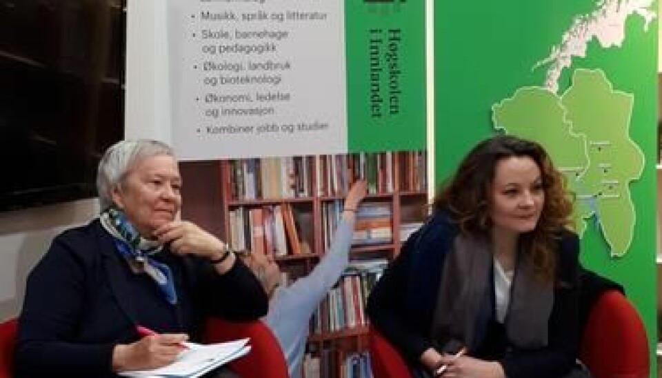Rektor Kathrine Skretting og statssekretær Rebekka Borsch lytter interessert til studentenes innspill. Foto: HINN