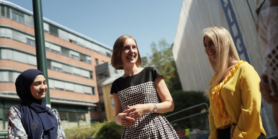 Forsknings- og høyere utdanningsminister Iselin Nybø har bedt om innspill til den kommende stortingsmeldingen om studentmobilitet. Ambisjonen er at halvparten av gradsstudentene skal reise ut i minst tre måneder. Nå tar flere til orde for at virtuell eller digital utveksling, ikke bare fysisk, må telle. Foto: Ketil Blom Haugstulen Forsknings- og høyere utdanningsminister Iselin Nybø har bedt om innspill til den kommende stortingsmeldingen om studentmobilitet. Ambisjonen er at halvparten av gradsstudentene skal reise ut i minst tre måneder. Nå tar flere til orde for at virtuell eller digital utveksling, ikke bare fysisk, må telle. Foto: Ketil Blom Haugstulen
