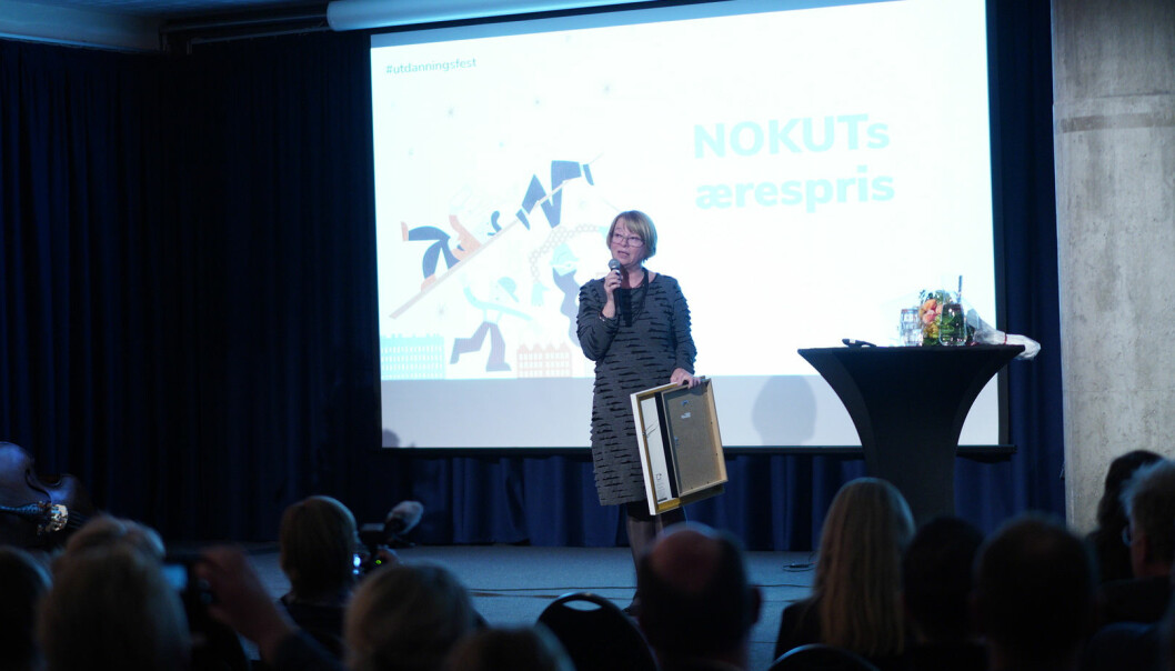 Berit Kjeldstad fra NTNU mottok ærespris under onsdagskveldens utdanningsfest hos Nasjonalt organ for kvalitet i utdanningen. Foto: Ketil Blom Haugstulen