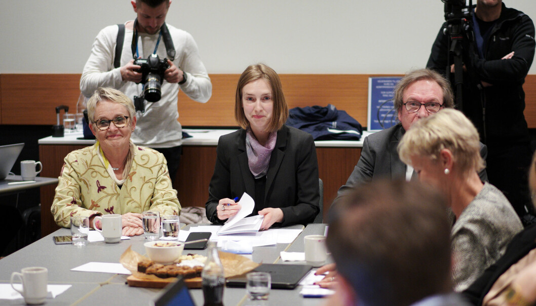 Forsknings- og høyere utdanningsminister Iselin Nybø på styremøtet ved Nord universitet i januar. T.v. styreleder Vigdis Moe Skarstein og t.h. (delvis skjult) ekspedisjonssjef i Kunnskapsdepartementet Rolf Larsen. Foto: Ketil Blom Haugstulen Forsknings- og høyere utdanningsminister Iselin Nybø på styremøtet ved Nord universitet i januar. T.v. styreleder Vigdis Moe Skarstein og t.h. (delvis skjult) ekspedisjonssjef i Kunnskapsdepartementet Rolf Larsen. Foto: Ketil Blom Haugstulen