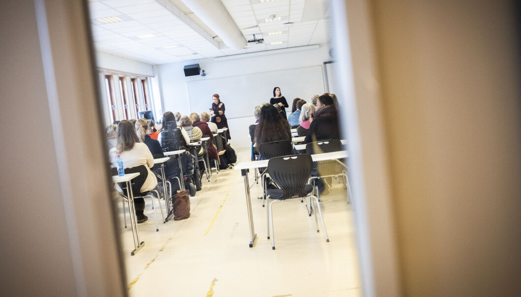 Khrono har en selvsagt rett til å avdekke kritikkverdige forhold i vår sektor, men avisa skal også være kritisk i valg av kilder, og kontrollere at opplysninger som gis er korrekte, skriver HR- og HMS-sjefen på NTNU. Bildet er fra møtet ved Institutt for sosialt arbeid om etterspillet etter Eikrem-saken. Foto: Torkjell Trædal Khrono har en selvsagt rett til å avdekke kritikkverdige forhold i vår sektor, men avisa skal også være kritisk i valg av kilder, og kontrollere at opplysninger som gis er korrekte, skriver HR- og HMS-sjefen på NTNU. Bildet er fra møtet ved Institutt for sosialt arbeid om etterspillet etter Eikrem-saken. Foto: Torkjell Trædal