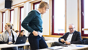 Rektor Gunnar Bovim satt på første rad sammen med dekan Marit Reitan før møtestart. Foto: Torkjell Trædal Rektor Gunnar Bovim satt på første rad sammen med dekan Marit Reitan før møtestart. Foto: Torkjell Trædal