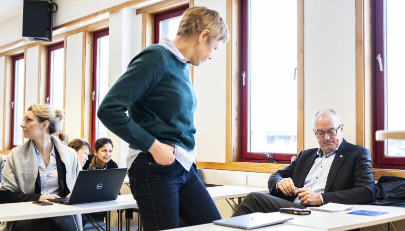 Rektor Gunnar Bovim satt på første rad sammen med dekan Marit Reitan før møtestart. Foto: Torkjell Trædal