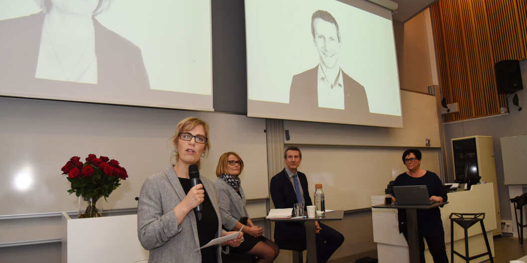 Valgstyrets leder, Anne Elizabeth Stie, arrangerte valgmøtet med rektorkandidatene Sunniva Whittaker og Stephen Seiler. Khrono-redaktør Tove Lie var debattleder. Foto: Jan A. Olsen, UiA Valgstyrets leder, Anne Elizabeth Stie, arrangerte valgmøtet med rektorkandidatene Sunniva Whittaker og Stephen Seiler. Khrono-redaktør Tove Lie var debattleder. Foto: Jan A. Olsen, UiA
