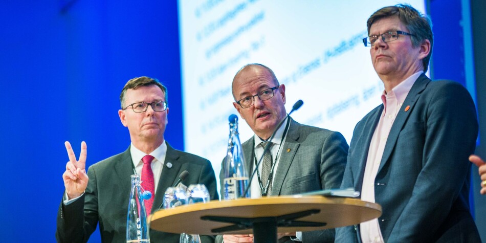 Fredstegn: Rektorene Dag Rune Olsen ved Universitetet i Bergen, Gunnar Bovim ved NTNU og Svein Stølen ved Universitetet i Oslo håper å fortsatt kunne søke for støtte til å søke EU-midler. Foto: Siri Øverland Eriksen Fredstegn: Rektorene Dag Rune Olsen ved Universitetet i Bergen, Gunnar Bovim ved NTNU og Svein Stølen ved Universitetet i Oslo håper å fortsatt kunne søke for støtte til å søke EU-midler. Foto: Siri Øverland Eriksen
