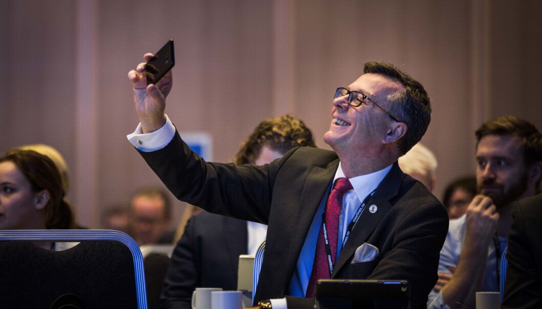 Her tar Dag Rune Olsen selfie på UHR-konferansen i fjor. Neste veke kan han bli vald til ny leiar for Universitets- og høgskolerådet (UHR). Foto: Siri Øverland Eriksen Her tar Dag Rune Olsen selfie på UHR-konferansen i fjor. Neste veke kan han bli vald til ny leiar for Universitets- og høgskolerådet (UHR). Foto: Siri Øverland Eriksen