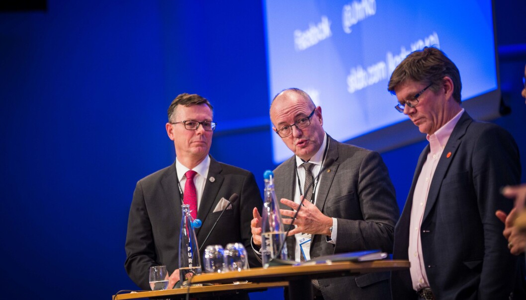 NTNU med rektor Gunnar Bovim (i midten), sliter med å nå opp til sine konkurrenter og samarbeidspartnere når det gjelder publiseringspoeng per ansatt. Dag Rune Olsen ved Universitetet i Bergen (t.v) og Svein Stølen Universitetet i Oslo (t.h.) Foto: Siri Øverland Eriksen NTNU med rektor Gunnar Bovim (i midten), sliter med å nå opp til sine konkurrenter og samarbeidspartnere når det gjelder publiseringspoeng per ansatt. Dag Rune Olsen ved Universitetet i Bergen (t.v) og Svein Stølen Universitetet i Oslo (t.h.) Foto: Siri Øverland Eriksen