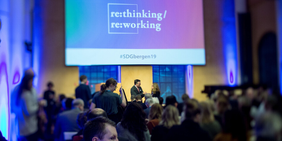 Bærekraftkonferansen gikk av stabelen i Bergen i dag. Det norske høyere utdanningssystemet bør gå i front for en mer rettferdig og bærekraftig global utdanningspolitikk, mener forfatterne av innlegget. Foto: Eivind Senneset/UiB Bærekraftkonferansen gikk av stabelen i Bergen i dag. Det norske høyere utdanningssystemet bør gå i front for en mer rettferdig og bærekraftig global utdanningspolitikk, mener forfatterne av innlegget. Foto: Eivind Senneset/UiB