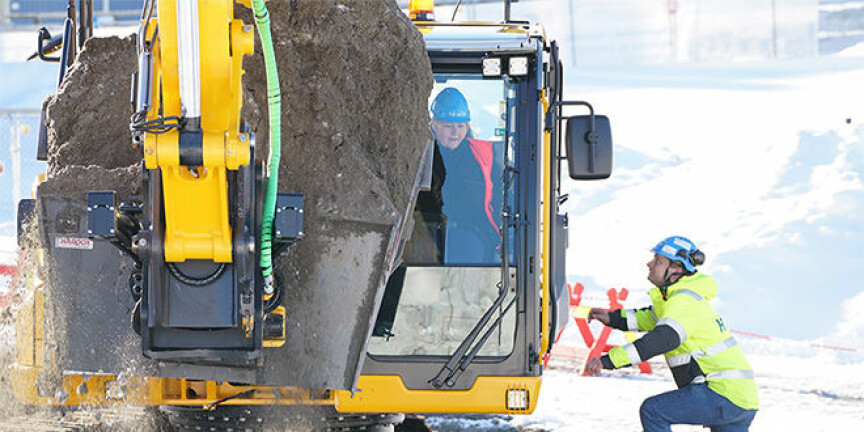 Statsminister Erna Solberg i gravemaskinen på tomta for det nye livsvitenskapsbygget ved Universitetet i Oslo. Foto: Terje Heiestad/UiO