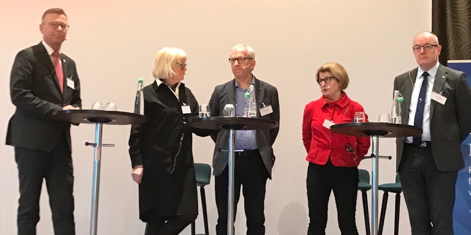 Dag Rune Olsen, Berit Rokne, Jørn Wroldsen, Anne Husebekk og Gunnar Bovim snakket om hvordan de tenkte under den store strukturreformen. Foto: Tove Lie Dag Rune Olsen, Berit Rokne, Jørn Wroldsen, Anne Husebekk og Gunnar Bovim snakket om hvordan de tenkte under den store strukturreformen. Foto: Tove Lie