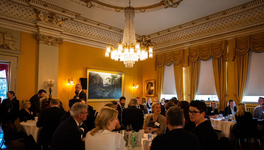 Toppmøtet fant sted i regjeringens representasjonsbolig. Toppmøtet fant sted i regjeringens representasjonsbolig.