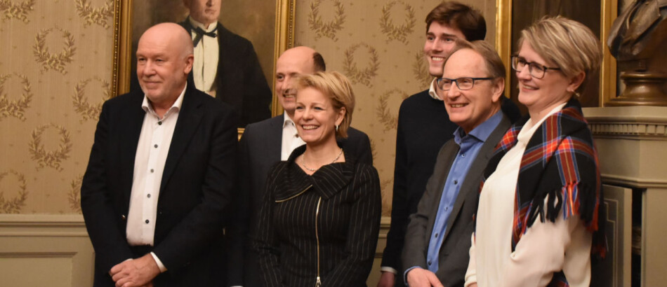 Dekaner på de tre juridiske fakultetene, Dag Michalsen, Lena Bendiksen og Karl Søvig, står sammen med leder i Juristforeningen ved Universitetet i Oslo, Fredrik Agdestein , generalsekretær i Advokatforeningen, Merethe Smith, og president i Juristforbundet, Håvard Holm. Foto: Universitetet i Oslo Dekaner på de tre juridiske fakultetene, Dag Michalsen, Lena Bendiksen og Karl Søvig, står sammen med leder i Juristforeningen ved Universitetet i Oslo, Fredrik Agdestein , generalsekretær i Advokatforeningen, Merethe Smith, og president i Juristforbundet, Håvard Holm. Foto: Universitetet i Oslo