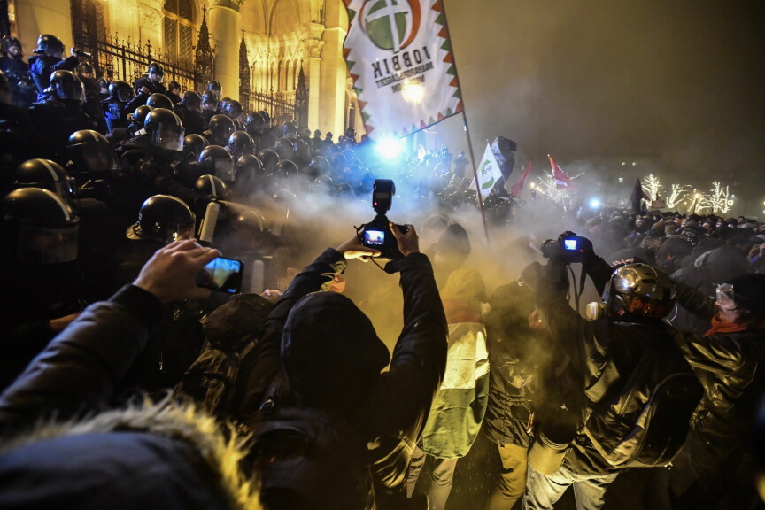 Sammenstøt mellom demonstranter og politi utenfor parlamentsbygningen i Budapset i desember. Protestene som var arrangert av Free University and Students Trade Union student groups, startet fredelig, men endte med tåregass fra politiet. Foto: Marton Monus/MTI via AP
