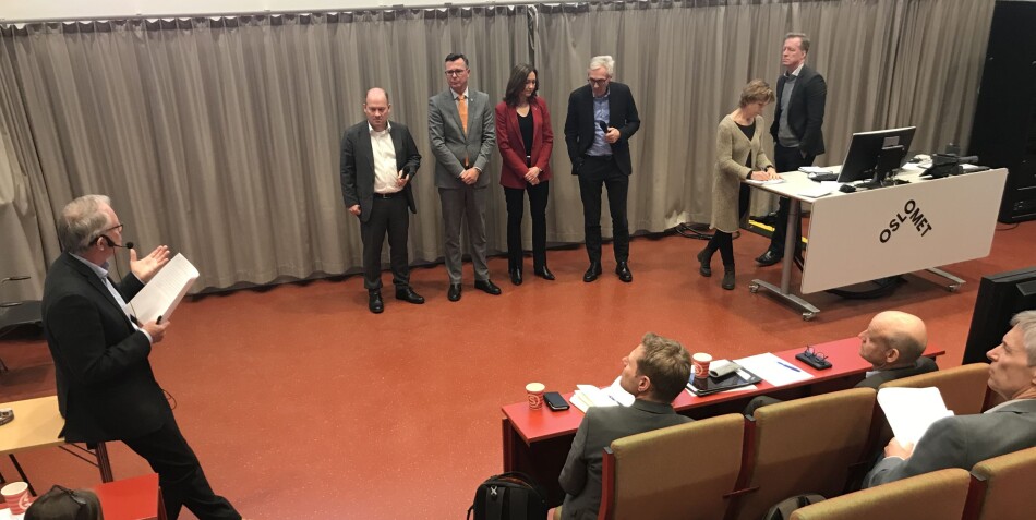 Arvid Hallén ledet samtale om samarbeidsmodeller. Inge Gran, Sintef, Dag Rune Olsen, UiB, Elisabeth Maråk Støle, Bjarne Foss, NTNU, Hilde Lorentzen, Nibr og Curt Rice, OsloMet. Foto: Eva Tønnessen Arvid Hallén ledet samtale om samarbeidsmodeller. Inge Gran, Sintef, Dag Rune Olsen, UiB, Elisabeth Maråk Støle, Bjarne Foss, NTNU, Hilde Lorentzen, Nibr og Curt Rice, OsloMet. Foto: Eva Tønnessen