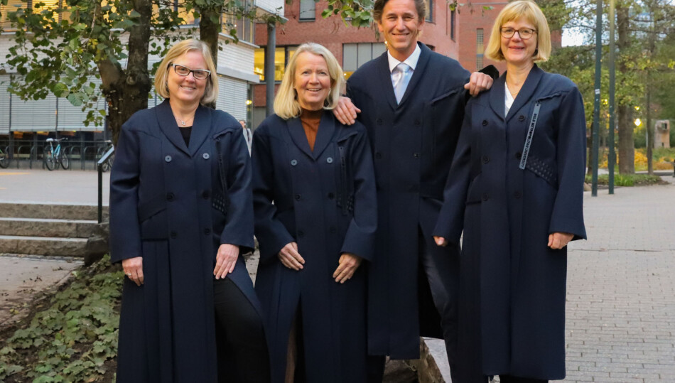Dekanene Sarah Paulson, Gro Jamtvedt, Egil Trømborg og Ann-Helén Bay iført de nye dekanfrakkene, som brukes blant annet ved disputaser. Foto: OsloMet Dekanene Sarah Paulson, Gro Jamtvedt, Egil Trømborg og Ann-Helén Bay iført de nye dekanfrakkene, som brukes blant annet ved disputaser. Foto: OsloMet
