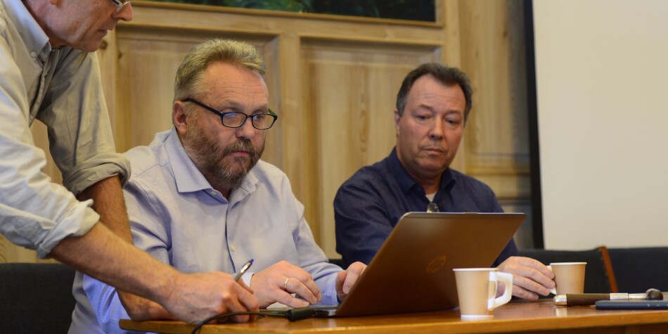 Professor Ståle Einarsen (t.v.) og advokat Harald Pedersen jobber sammen i selskapet Arbeidsmiljøspesialistene. De har rådgitt eller utført undersøkelser ved flere høgskoler og universiteter i arbeidsmiljø- og varslingssaker. Her fra framleggingen av en rapport i Sogndal kommune - en sak som skal ha kostet kommunen 1,2 millioner kroner. Foto: Halvor F. Storvik/Porten.no Professor Ståle Einarsen (t.v.) og advokat Harald Pedersen jobber sammen i selskapet Arbeidsmiljøspesialistene. De har rådgitt eller utført undersøkelser ved flere høgskoler og universiteter i arbeidsmiljø- og varslingssaker. Her fra framleggingen av en rapport i Sogndal kommune - en sak som skal ha kostet kommunen 1,2 millioner kroner. Foto: Halvor F. Storvik/Porten.no