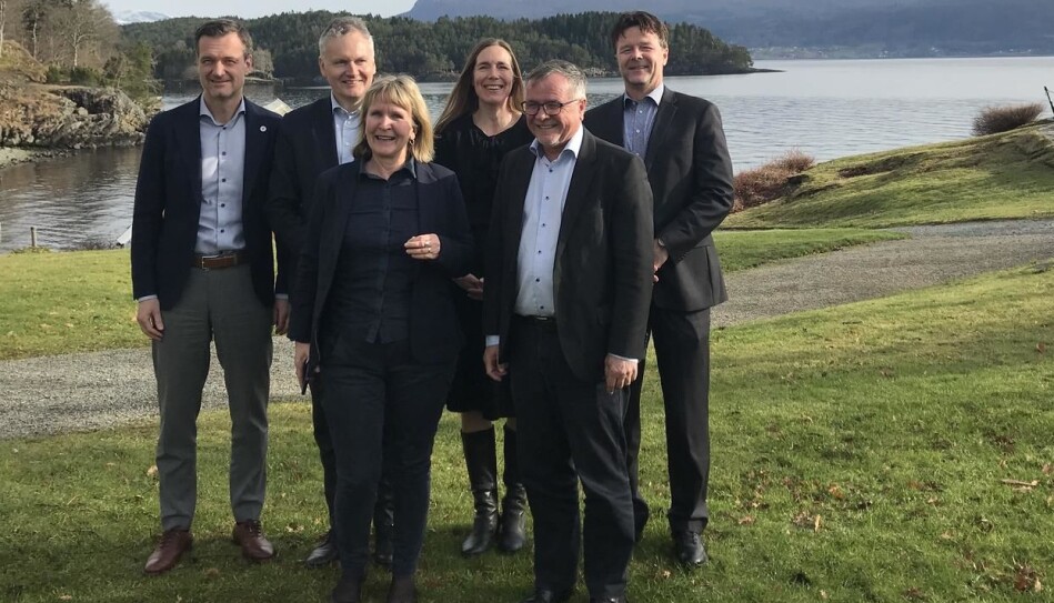 Avtalen mellom DFØ og BOTT-universitetene ble underskrevet på Solstrand 5. mars. Bak fra venstre: Jørgen Fossland (UiT) Arne Benjaminsen (UiO) Hilde Singsaas (DFØ) og Frank Arntsen (NTNU), foran fra høyre: Kjell Bernstrøm (UiB) og Ida Munkeby (NTNU) Foto: Grethe Holmstrøm/UiB Avtalen mellom DFØ og BOTT-universitetene ble underskrevet på Solstrand 5. mars. Bak fra venstre: Jørgen Fossland (UiT) Arne Benjaminsen (UiO) Hilde Singsaas (DFØ) og Frank Arntsen (NTNU), foran fra høyre: Kjell Bernstrøm (UiB) og Ida Munkeby (NTNU) Foto: Grethe Holmstrøm/UiB