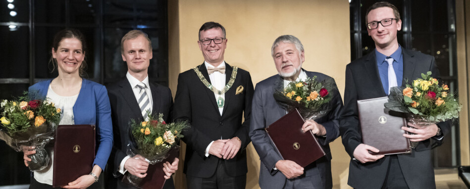 UiB-rektor Dag Rune Olsen (i midten) delte ut Meltzer-priser til f.v. Selina Våge, Hans Fredrik Marthinussen, Eystein Jansen og Adrian Drazic fredag kveld. Foto: Thor Brødreskift/UiB UiB-rektor Dag Rune Olsen (i midten) delte ut Meltzer-priser til f.v. Selina Våge, Hans Fredrik Marthinussen, Eystein Jansen og Adrian Drazic fredag kveld. Foto: Thor Brødreskift/UiB