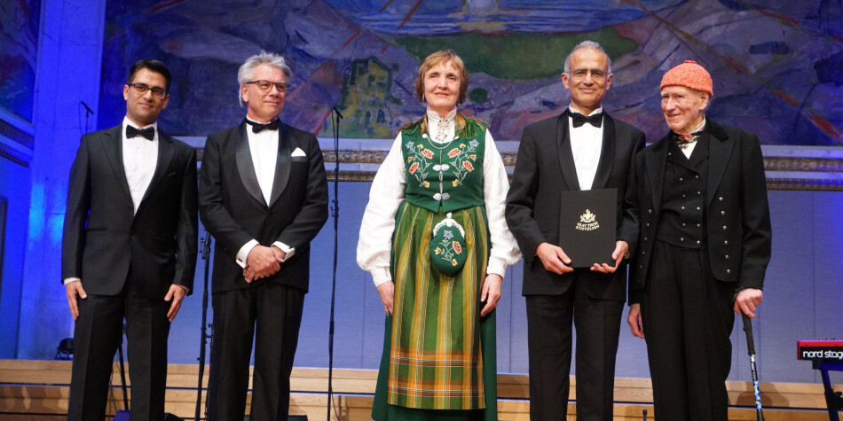 Fra utdeling av Olav Thon Stiftelsens støtte til nordiske forskningsprosjekter innen medisin. Professor Moustapha Kassem, Professor Rigmor Solberg, professor Harald T. Johansen, og Ass. Professor Abbas Jafari. Leder av stiftelsens styre, Olav Thon, delte ut prisen. Foto: Terje Heiestad / UiO Fra utdeling av Olav Thon Stiftelsens støtte til nordiske forskningsprosjekter innen medisin. Professor Moustapha Kassem, Professor Rigmor Solberg, professor Harald T. Johansen, og Ass. Professor Abbas Jafari. Leder av stiftelsens styre, Olav Thon, delte ut prisen. Foto: Terje Heiestad / UiO