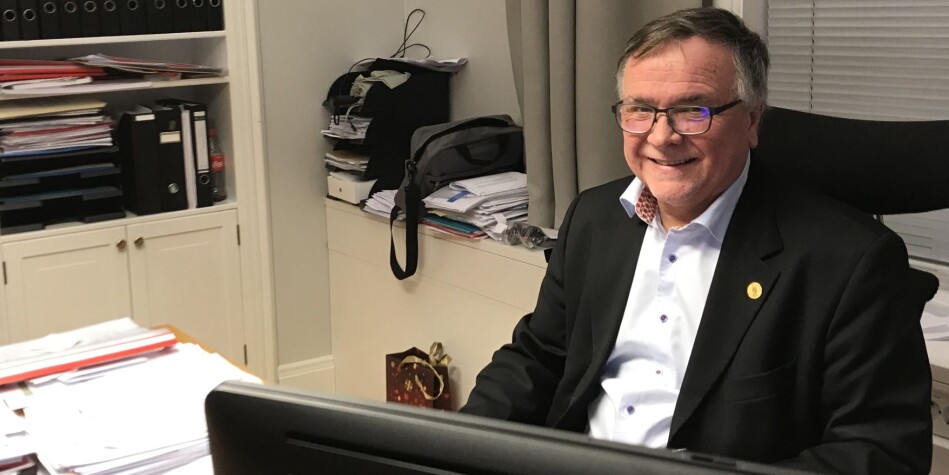 Direktør ved Universitetet i Bergen og BOTT-leder, Kjell Bernstrøm, har mange (side)gjøremål. Som leder av BOTT forhandler han fram ny HR-løsning som kan gi mer åpenhet om sidegjøremål i uh-sektoren på sikt. Foto: Tove Lie Direktør ved Universitetet i Bergen og BOTT-leder, Kjell Bernstrøm, har mange (side)gjøremål. Som leder av BOTT forhandler han fram ny HR-løsning som kan gi mer åpenhet om sidegjøremål i uh-sektoren på sikt. Foto: Tove Lie